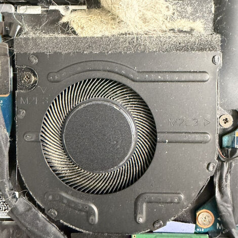 汚れたパソコン内部の写真｜神戸・三宮「PCデザイン」